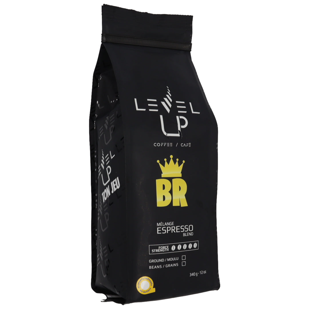 Angled photo of BR coffee bag – Level Up Coffee, dark roast espresso blend, strong and full-bodied, strength 5/5, 340g, certified Québec product