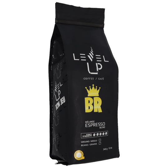 Angled photo of BR coffee bag – Level Up Coffee, dark roast espresso blend, strong and full-bodied, strength 5/5, 340g, certified Québec product