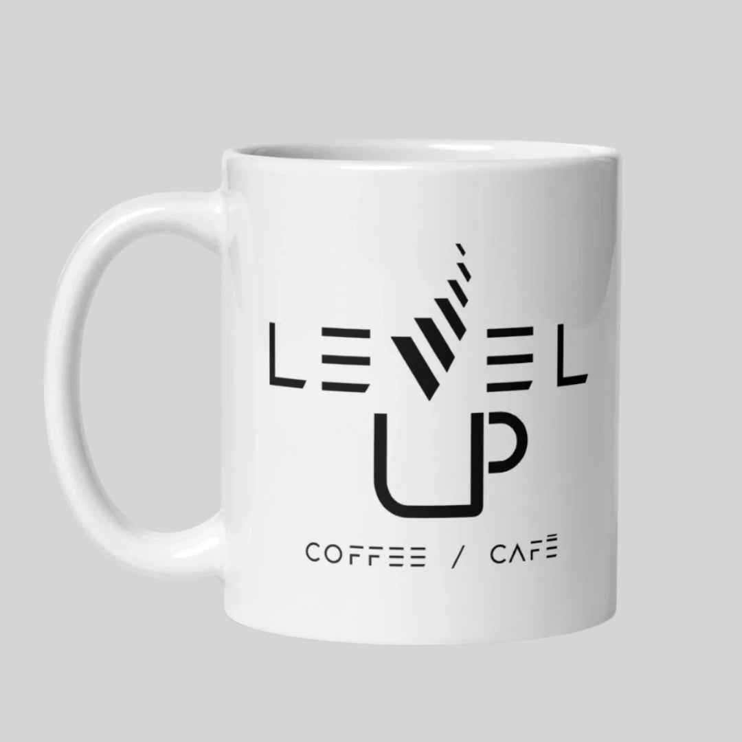 Élevez vos moments café avec notre tasse exclusive Level Up Classic 11oz ! Parfaite pour accompagner vos pauses, elle est un incontournable pour les amateurs de café à la recherche d’excellence. / Elevate your coffee experience with our exclusive 11oz Level Up Classic mug! Perfect for breaks, it’s a must-have for coffee lovers striving for excellence.