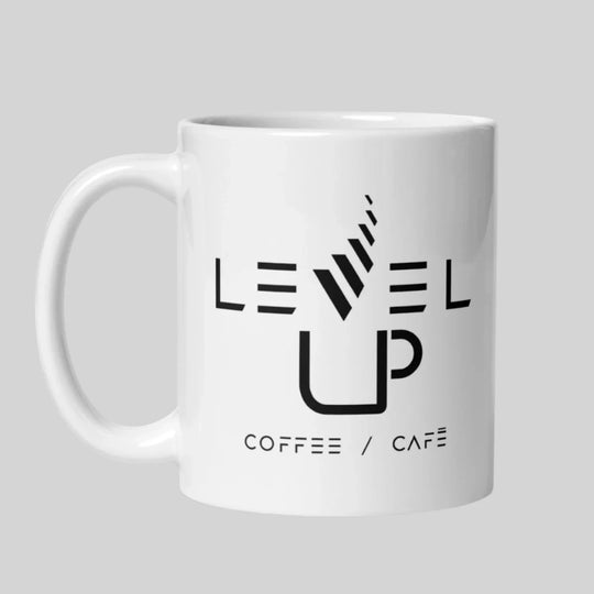 Élevez vos moments café avec notre tasse exclusive Level Up Classic 11oz ! Parfaite pour accompagner vos pauses, elle est un incontournable pour les amateurs de café à la recherche d’excellence. / Elevate your coffee experience with our exclusive 11oz Level Up Classic mug! Perfect for breaks, it’s a must-have for coffee lovers striving for excellence.